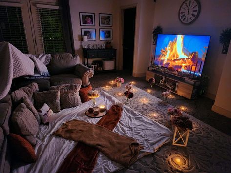 Movie Night Diy At Home, Romantic Movie Date At Home, Movie Night On The Floor, Movie Date Ideas Home, Cozy Movie Night Living Room, Movie At Home Date Night, Cozy Movie Night Aesthetic Friends, Romantic Movie Night At Home Set Up, Living Room Movie Night Ideas Romantic