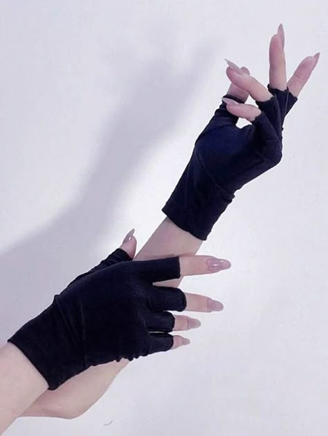 Cool Fingerless Gloves, Punk Fingerless Gloves, Black Fingerless Gloves Aesthetic, Y2k Accessories Ideas, Black Gloves Aesthetic, Gloves Reference, Hand Gloves Fashion, Fingerless Gloves Outfit, Fingerless Gloves Aesthetic