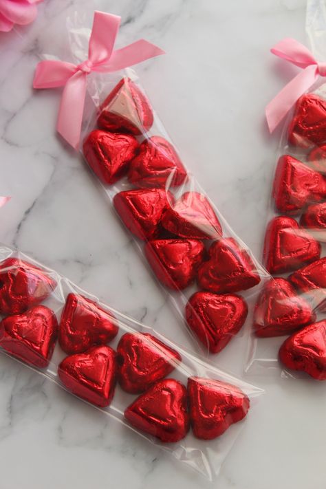 Cute way to package these delicious Valentine Heart Chocolates 😍🍫💕 . . #chocolate #valentine #valentinesday #valentinetreats #chocolatehearts #hearts #heartscandy #carepackage Cute Ways To Package Candy, Valentine’s Day Coworker Gifts, Valentine Chocolate Packaging, Office Valentine Ideas, Valentine Package Ideas, Valentines Day Packaging, Valentine Packaging, Valentines Party Favors, Vday Treats