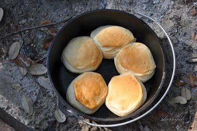 From All Directions: Dutch Oven Cooking - Canned Biscuits Dutch Oven Breakfast, Dutch Oven Chicken, Cast Iron Skillet Cooking, Dutch Oven Camping, Canned Biscuits, Chicken And Biscuits, Dutch Oven Cooking, Dutch Oven Recipes, Oven Chicken