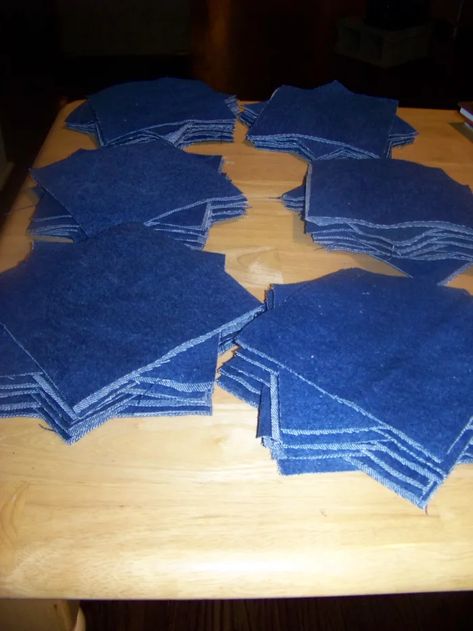 Blue Jean Crafts, Denim Rag Quilt, Denim Quilt Patterns, Artisanats Denim, Jean Projects, Jean Quilts, Rag Quilting, Rag Quilt Tutorial, Blue Jean Quilts