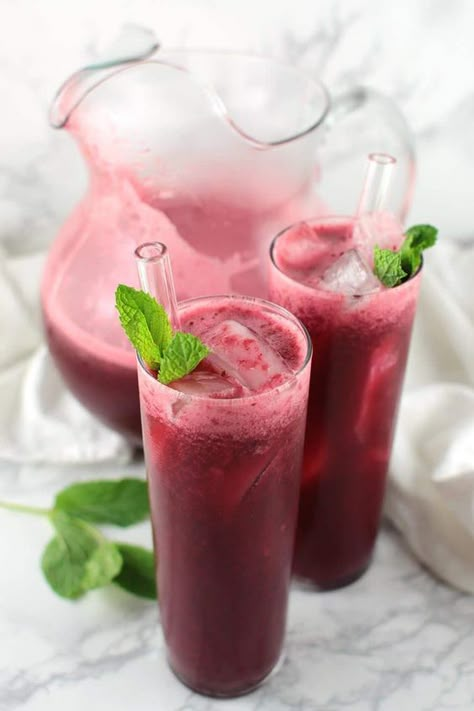 Hibiscus Iced Tea, Aip Drinks, Strawberry Hibiscus, Tea Drink Recipes, Blueberry Lemonade, Drink Recipes Nonalcoholic, Iced Tea Recipes, Brunch Drinks, Aip Paleo