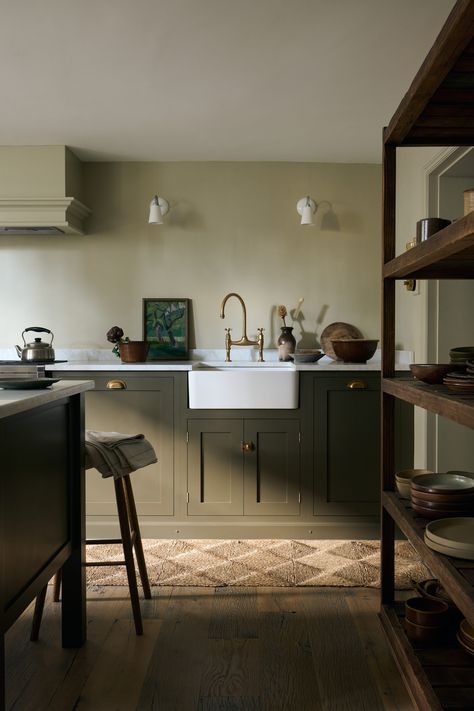 A moody kitchen as featured in Architectural Digest. Hiding down in the basement of the most handsome house you have probably ever seen, there is a simple Shaker kitchen that has set our hearts aflutter. #deVOLKitchens #MoodyKitchen #ShakerKitchen Classic English Kitchen, Cupboard Paint, Farrow & Ball, Wall Cupboards, Devol Kitchens, Georgian Townhouse, London Townhouse, Basement Kitchen, English Kitchens