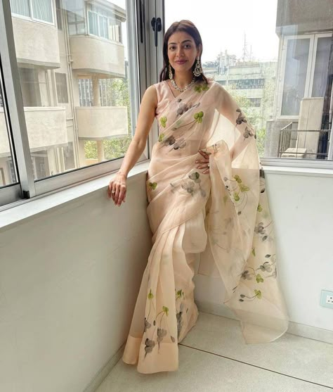 Kajal Aggarwal in a rose gold picchika saree for diwali 3 Floral Organza Saree, Sarees For Girls, Saree Wearing Styles, Simple Saree Designs, Fashionable Saree Blouse Designs, Fancy Sarees Party Wear, Traditional Indian Dress, Indian Saree Blouses Designs, Simple Sarees