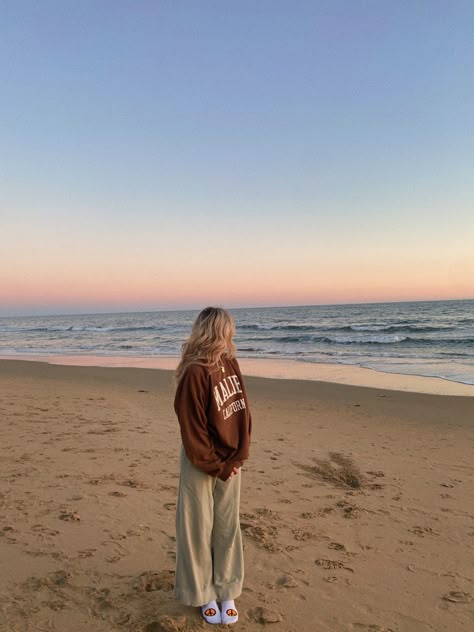 Cold Beach Outfit, Winter Beach Outfit, Beach Photo Inspiration, Fall Beach, Beach Instagram Pictures, Sunrise Pictures, Summer Picture Poses, Winter Beach, Beach Pictures Poses