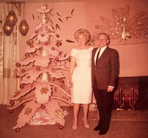 Creative Christmas Tree Ideas, Pink Christmas Tree Decorations, Ugly Christmas Tree, Images Noêl Vintages, Vintage Christmas Photos, Kitschy Christmas, Mid Century Modern Christmas, Unique Holiday Decor, Kitsch Christmas