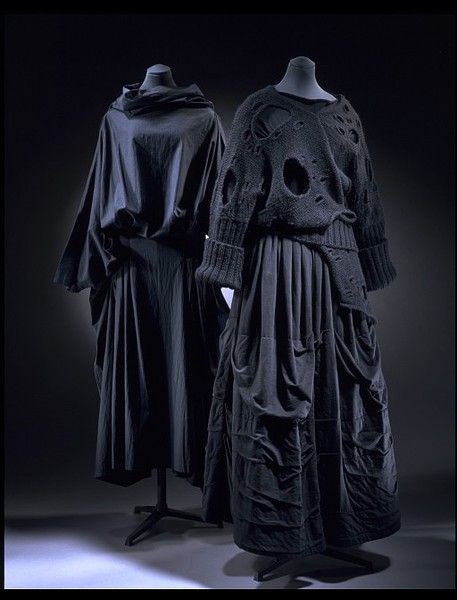 Rei Kawakubo/Comme des Garçons 1982 V Rei Kawakubo Comme Des Garcons, Mode Editorials, Dark Mori, 일본 패션, Anti Fashion, Rei Kawakubo, Black Clothing, Innovative Fashion, Mode Inspo