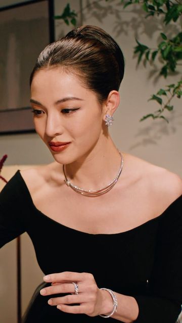 Tiffany & Co. on Instagram: "The best traditions to pass on are the ones from Tiffany & Co. China brand ambassador @elaine_zhongchuxi prepares for an evening filled with joy in diamond-traced Tiffany Knot and Tiffany Victoria® designs. Link in bio. #ATiffanyHoliday #TiffanyKnot #TiffanyVictoria #TiffanyAndCo" Tiffany Theissen, Tiffany Knot, Tiffany Victoria, Tiffany And Co, Brand Ambassador, Stylish Jewelry, Silver Diamonds, Tiffany & Co., Givenchy