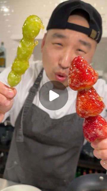 KOREAN-AMERICAN CHEF 🇰🇷 🇺🇸 on Instagram: "How To Make Tanghulu 🍭👨🏻‍🍳🍓  I tried this viral recipe…  And here’s my honest opinion on it!! 🤷🏻‍♂️" How To Make Tongue Hulu, Tong Hulu Recipe, Tongolulu Recipe, Tongue Hulu Recipe, Tongholo Candy, Tang Hulu Recipe, How To Make Tanghulu Recipe, Tangululu Korean, Chocolate Tanghulu