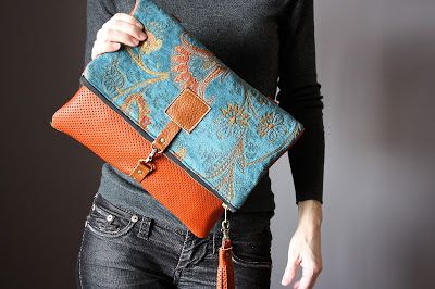 New carpet tapestry and leather clutch / bag collection for 2016 Fantasy Bags, Diy Bags Patterns, Tapestry Bag, Carpet Bag, Tapestry Fabric, Leather Clutch Bags, Felt Bag, Diy Couture, Clutch Bags