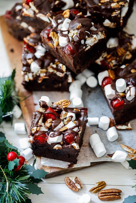 Christmas Bakery Menu Ideas, Xmas Brownies, Brownies Christmas, Christmas Brownie, Brownies Ideas, Holiday Brownies, Rocky Road Brownies, Christmas Bakes, Christmas Brownies