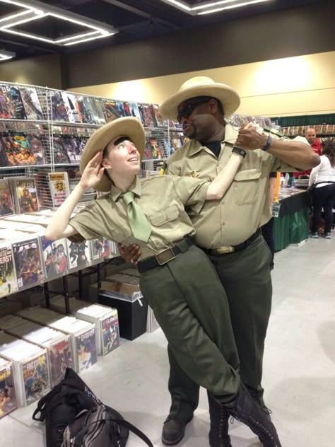 IT'S BLUBS AND DEPUTY DURLAND Gravity Falls Sheriff Blubs And Deputy Durland, Sheriff Blubs X Deputy Durland, Sapo Kermit, Gravity Falls Cosplay, Alex Hirsch, Fall Memes, Fall Boards, Gravity Falls Funny, Desenhos Gravity Falls