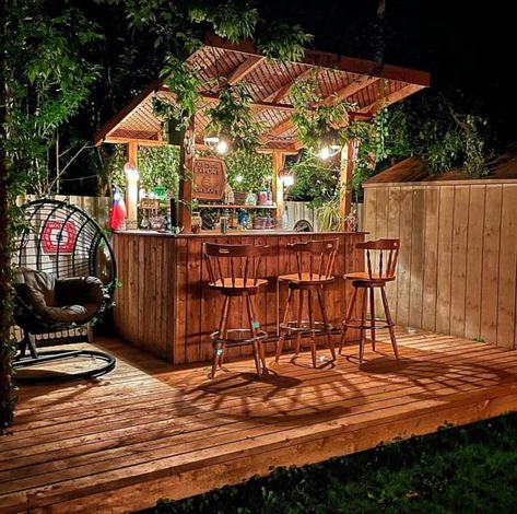 30 Outdoor Bar Ideas for a Perfect Backyard Chill in 2024 Backyard Tiki Bar Ideas Patio, Outdoor Patio Bar Ideas, Tenda Cafe, Backyard Bar Ideas, Tiki Bars Backyard, Bar Outdoor Design, Bar Outside, Tikki Bar, Outdoor Bar Ideas