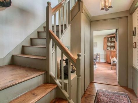 Colonial House Interior, New England Colonial, Country England, England Country, New England Farmhouse, Red Farmhouse, Saltbox Houses, Colonial Interior, Colonial Farmhouse