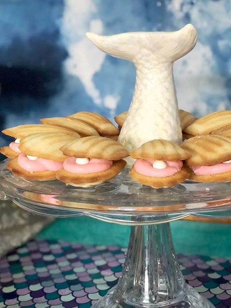 Mermaid Party Food Table, Mermaid Party Food Ideas, Birthday Party Snack Ideas, Clam Cookies, Clam Shell Cookies, Mermaid Table Decorations, Shell Cookies, Mermaid Party Food, Party Snack Ideas