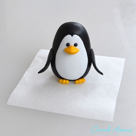 Penguin Cake Toppers, Cake Toppers Diy, Penguin Cake, Fondant Techniques, Penguin Cakes, Christmas Cake Ideas, Animal Birthday Cakes, Penguin Birthday, Toppers Diy