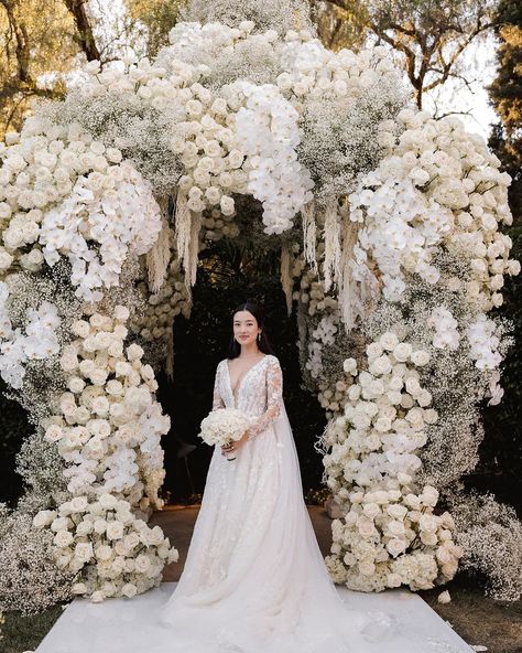 White Rose Decor, Elegant Wedding Themes, White Wedding Decorations, Floral Arch Wedding, Classic Elegant Wedding, White Wedding Theme, Dream Wedding Decorations, Extravagant Wedding, Wedding Backdrop Design