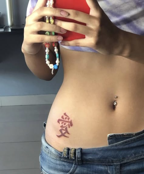 Garaa Mark, Anime Tattoos Aesthetic, Red Tattoo Aesthetic, Anime Tats, Gaara Tattoo, Waist Tattoo, Woman With Tattoos, Waist Tattoos, Belly Tattoos