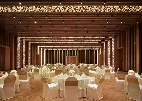 WOW architects: vivanta by taj hotel Banquet Hall Design, Ball Rooms, Column Decoration Ideas, Banquet Design, Ballroom Design, Modern Column, Locker Closet, Column Decoration, Taj Hotel