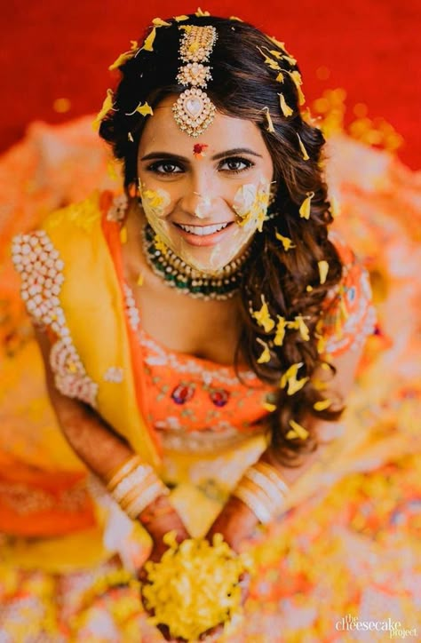 Haldi Bride Poses, Haldi Girl, Bride Haldi Poses, Haldi Photo Shoot, Haldi Pics, Haldi Photography Ideas, Haldi Look For Bride, Haldi Photos, Haldi Shoot