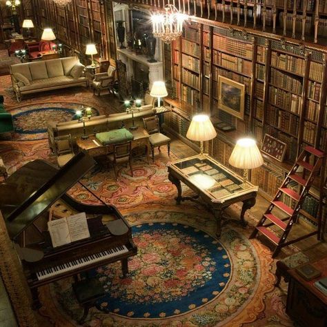 Parlor Ideas, Gentleman's Study, British Decor, Beautiful Libraries, Gentleman's Club, Explorers Club, Lots Of Books, Bar In Casa, Library Inspiration