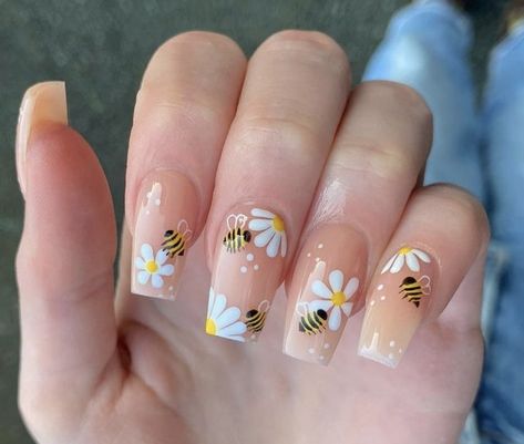 Spring Nails Bumble Bees, Flower And Bee Nails, Spring Bee Nails, Nails With Bee Design, Bumblebee Nail Designs, Bee Acrylic Nails, Yellow Bee Nails, Bumble Bee Nails Design, Bee Nails Design