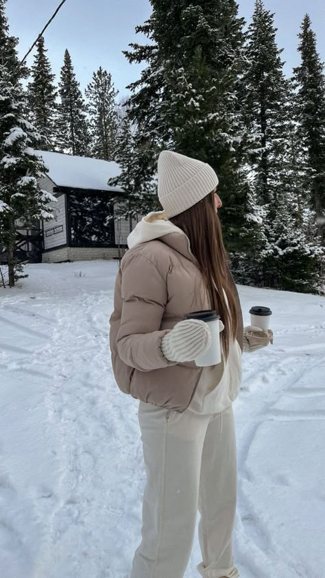 Ny Snow Outfit, Flagstaff Winter Outfits, Winter Gear Outfits, Outfit For Canada Winter, Snow Wear Women Winter, Canada Clothes For Women, Winterwear Outfit Women, Colorado Outfit Winter Snow, Outfit Ideas For Snow Winter