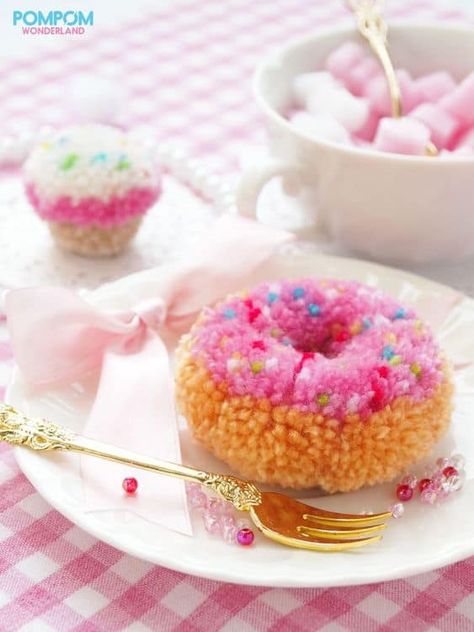 50+ Super Cute Crafts and DIY Ideas for Teens and Adults | Bre Pea Pom Pom Flamingo, Yarn Pom Pom Diy, Pompom Ideas, Craft Ideas For Teens, Pom Pom Cupcakes, Make A Pompom, Christmas Pom Pom Crafts, Pompon Diy, Pom Pom Animals