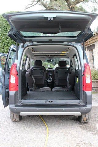 How to Arrange Sleeping Space in Peugeot Partner Tepee: 5 Steps Berlingo Camper, Tree Seat, Dog Transport, Nissan Nv, Camping Box, Bus Living, Micro Camper, Inside Car, Carpentry Skills