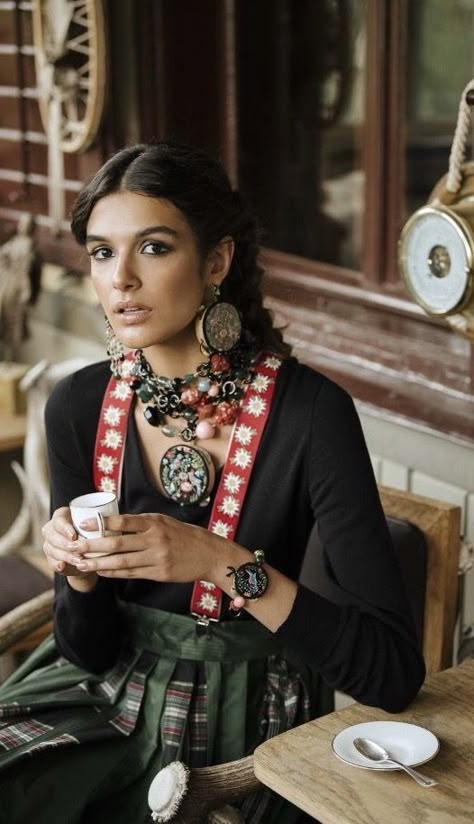 Chic Fashionista, Mode Hippie, Elegant Outfit Classy, Fashion Forms, Deep Winter, Italian Jewelry, Vintage Hippie, Jewelry Fashion Trends, Contemporary Outfits