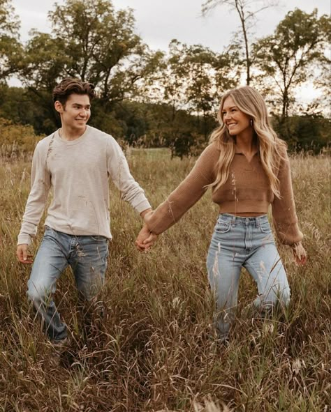 Senior Sunset, Fall Couple Pictures, Fall Couple Photos, Fall Photo Shoot Outfits, Engagement Picture Outfits, Fall Engagement Pictures, Engagement Pictures Poses, Couple Picture Poses, Cute Couple Poses