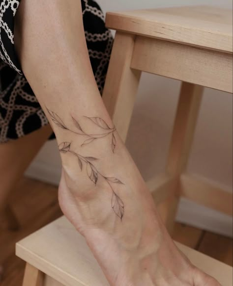 Wrap Around Ankle Tattoos, Blatt Tattoos, Wrap Tattoo, Ankle Tattoos For Women, Anklet Tattoos, Inspiration Tattoos, Classy Tattoos, Discreet Tattoos, Girly Tattoos