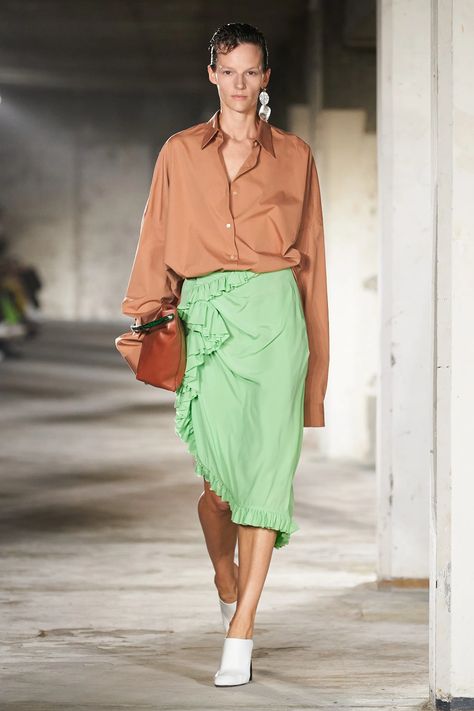 Dries Van Noten Spring 2023 Ready-to-Wear Fashion Show | Vogue Spring 2023 Ready To Wear, Fashion Runway Show, 2023 Ready To Wear, Runway Trends, Spring Summer 2023, Town Country, 2023 Fashion, Dries Van Noten, Green Skirt