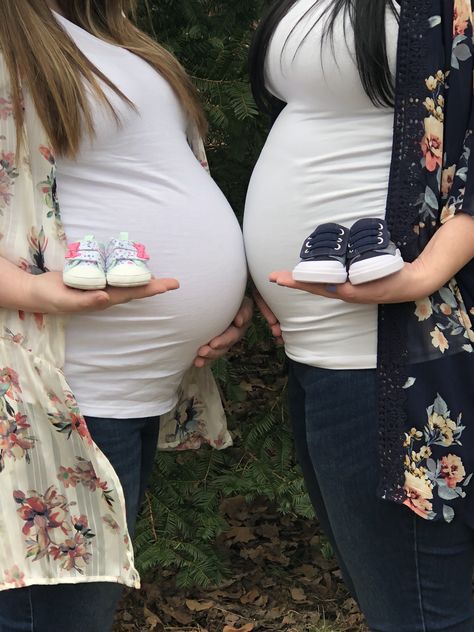 Maternity Shoot Friends, Maternity Best Friends Photo Ideas, Best Friends Maternity Shoot, Maternity Photography With Sister, Maternity Photo Shoot Ideas With Friends, Pregnant With Best Friend, Two Pregnant Friends Photoshoot, Bff Maternity Pictures, Friends Pregnancy Photoshoot