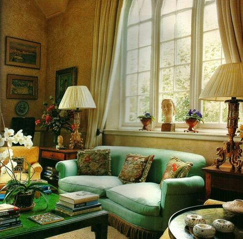 Eye For Design: Decorating With Curved Sofas Country Sitting Room, English Cottage Living Room, English Country Decor Living Room, Sitting Room Decor, Luxe Living Room, Style Anglais, Living Room Images, English Country Decor, English Decor