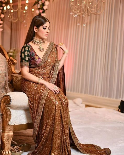 Shimmery Saree, A Perfect Option For Your Reception, To Get That Millennial Bridal Look! Reception Sarees, Sabyasachi Sarees, Reception Saree, Designer Sarees Wedding, Reception Look, Gaun Fashion, Fancy Sarees Party Wear, Saree Designs Party Wear, Indian Fashion Saree