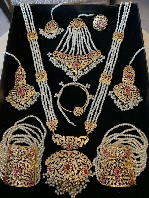 Hyderabadi Jewelry, Wedding Jewellery Designs, Bridal Jewelry Sets Brides, Wedding Jewelry Sets Bridal Jewellery, Pakistani Bridal Jewelry, Indian Wedding Jewelry Sets, Bride Jewelry Set, Bridal Necklace Designs, Indian Bridal Jewelry Sets