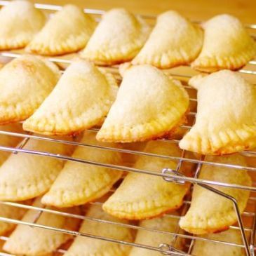 A delicious twist on my grandma's traditional mexican pumpkin empanadas. Now all vegans can enjoy this! It is animal free and absolutely amazing. Enjoy! Fruit Empanadas Recipe, Authentic Mexican Desserts, Pumpkin Empanadas, Guava Pastry, Beef Empanadas Recipe, Mexican Desserts, American Foods, Mexican Dessert Recipes, Empanadas Recipe