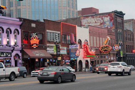 11 Ways Living In Nashville Ruins You For Life Living In Nashville Tn, Nashville Tennessee Living, Nashville Photos, Nashville Living, Nashville Things To Do, Tennessee Road Trip, Living In Nashville, Vision Bored, Post Grad