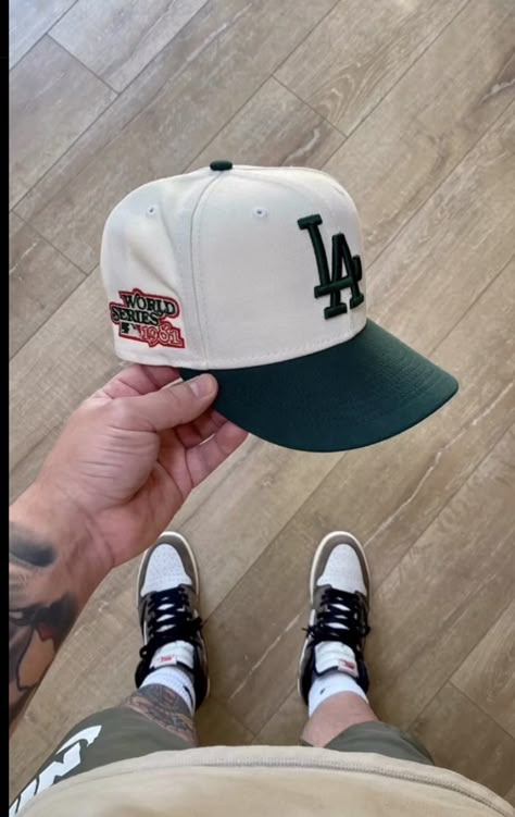 Snapback Men Outfit, Men Fitted Hat Outfit, New Era Hats Outfit Men, New Era Fitted Cap Outfit, New Era Hats Outfit, Outfits With Fitted Hats, Fitted Hats Outfit Men, New Era Cap Outfit, New Era Cap Outfit Men