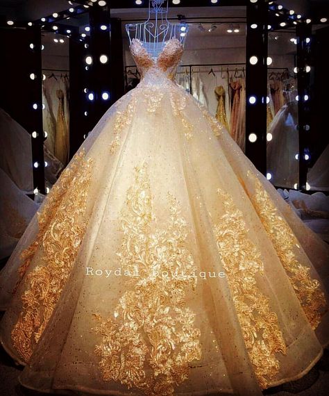 Vestido Dourado muito lindo! Punk Mode, Princess Style Wedding Dresses, Gold Wedding Dress, 파티 드레스, Party Kleidung, فستان سهرة, A Wedding Dress, Beauty Dress, Quince Dresses