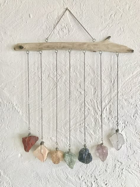 Crystal Wall Hanging, Driftwood Wall Decor, Crystal Room Decor, 7 Chakra Stones, Hantverk Diy, Crystal Room, Art Coquillage, Hanging Crystal, Driftwood Wall