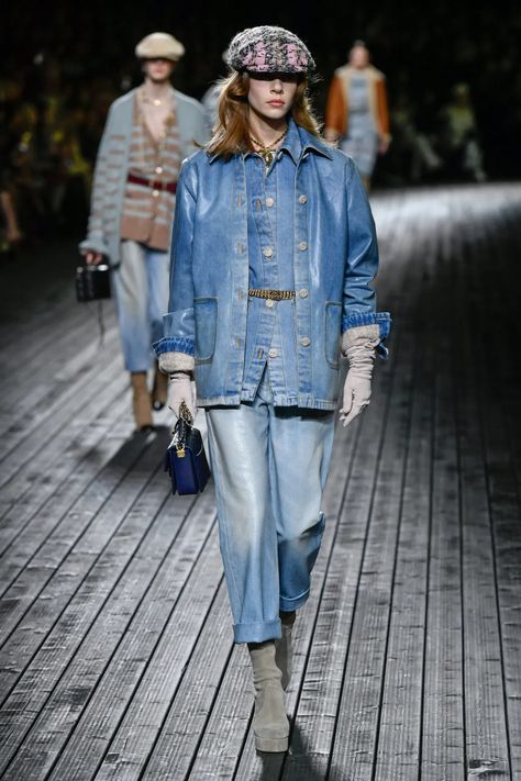 Denim Fashion Runway, Paris Fashion Week Chanel, Chanel Street Style, Chanel 2024, Retail Trends, Trendy Fall Fashion, Thanksgiving Fashion, Show Collection, Winter Mode