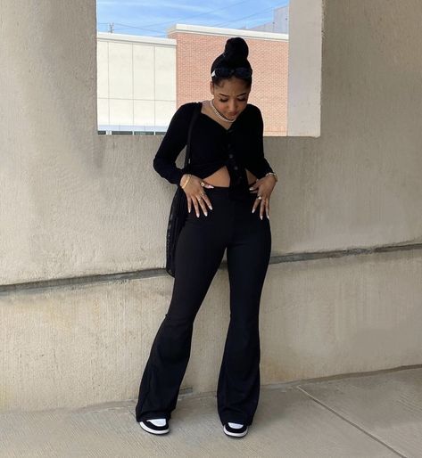 Nazjaa Outfits, Black Flared Jeans Outfit, Outfit With Flare Jeans, Outfits With Flares, Girly Streetwear, Jeans And Sneakers Outfit, Accessorizing Outfits, Flare Jeans Outfit, Black Flare Pants