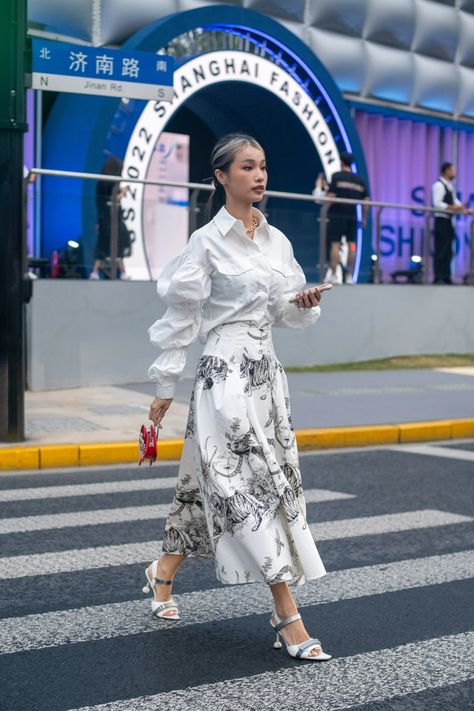 The Best Street Style at Shanghai Fashion Week Spring 2022 | Vogue China Fashion Street Style, China Outfits Style, Shanghai Street Style, China Street Style, China Fashion Week, China Street Fashion, Shanghai Fashion Week, Shanghai Fashion, Chinese Fashion Street