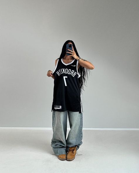 #basketball #baggy #timberland #fashion #newyork Baggy Jersey Outfit Women, 90s Street Style Hip Hop Old School, 90s Oversized Outfit, Streetwear Poses Women, Baggy 90s Outfit, Baggy Streetwear Women, Tomboy Summer, Chica Hip Hop, Basketball Jersey Outfit