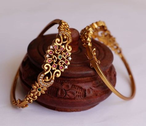 قلادات متدلية, Gold Jewelry Outfits, Antique Jewellery Designs, Jewelry Set Design, Indian Jewellery Design Earrings, Antique Jewelry Indian, Antique Bracelets, Gold Bride Jewelry, Indian Jewelry Sets