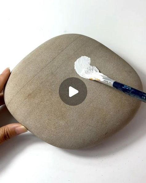 Paint A Rock Ideas, New Rock Painting Ideas, Cute Pebble Painting, Rock Art Painting Ideas, Art Rocks Painting, Rock Painting Patterns Free Printable, Painting On Stones Ideas, Painting Stones Ideas, Paint Stones And Rocks