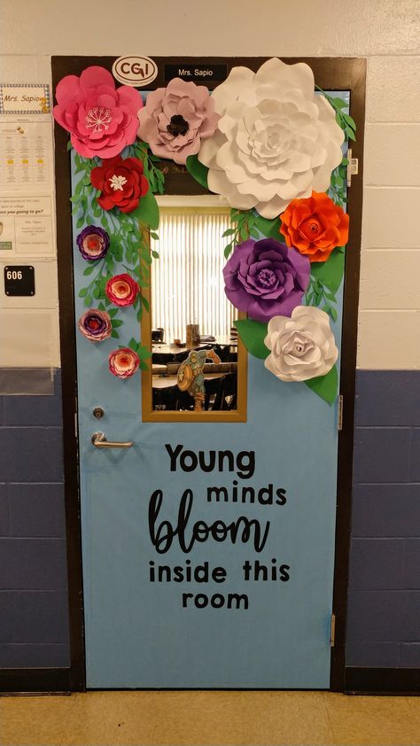 Garden Theme Classroom, Spring Classroom Door, Teacher Door Decorations, Teacher Appreciation Doors, Classroom Door Decor, School Hallway, Classroom Door Ideas, School Door Decorations, Class Door