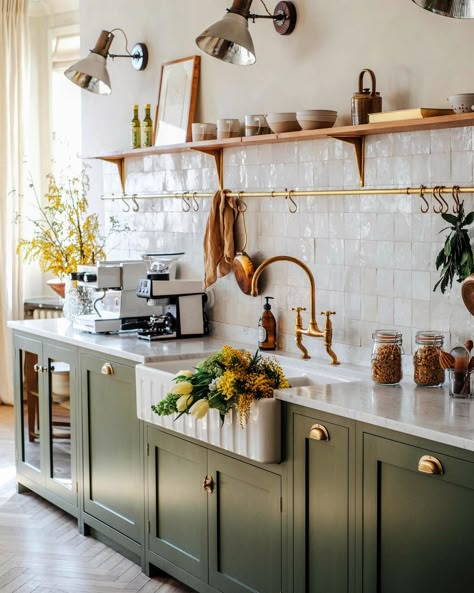 Scandinavian Kitchen Inspiration, Arizona Kitchen, Dreamy Apartment, Scandi Farmhouse, Classic English Kitchen, Kitchen Sanctuary, Scandi Kitchen, Scandinavian Design Style, Shaker Kitchens